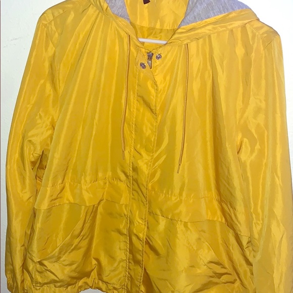 windbreaker-yellow - Picture 2 of 7